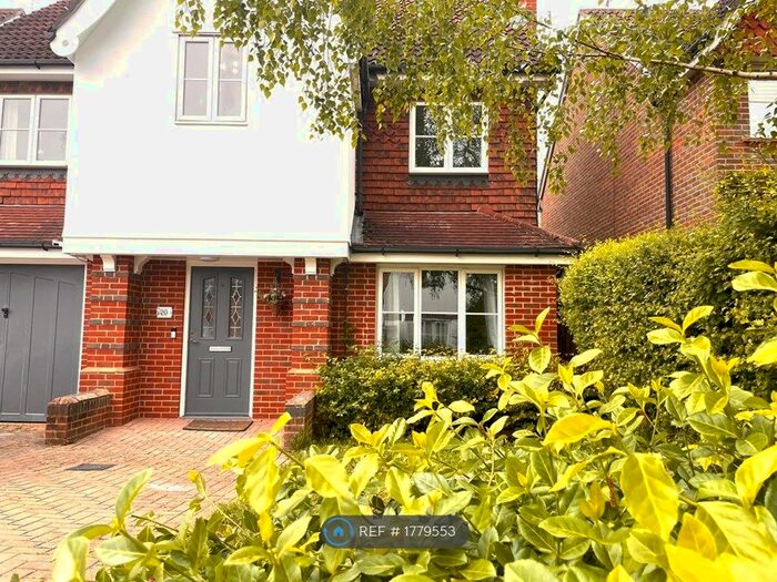 5 Bedroom Detached House To Rent In Furze Close, Horley, RH6