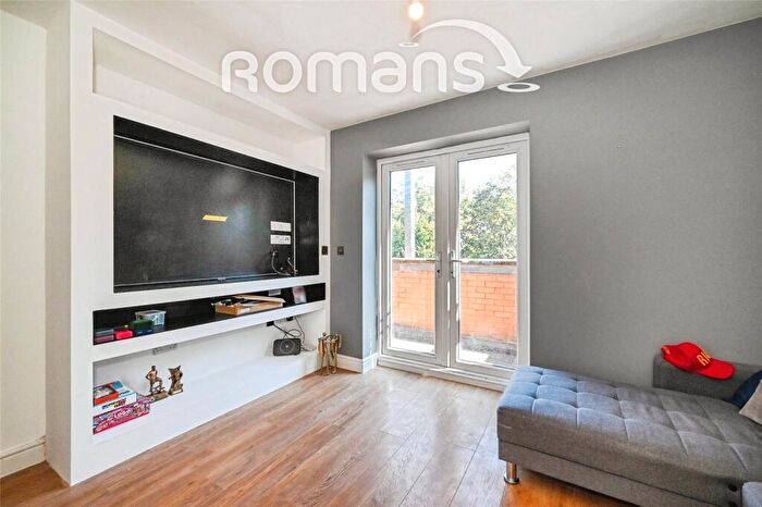 2 Bedroom Apartment For Sale In High Street, Crowthorne, Berkshire, RG45