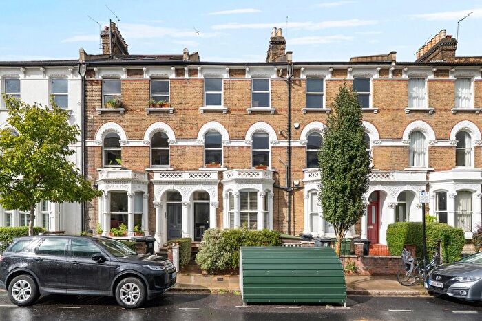 4 Bedroom Flat For Sale In Digby Crescent, London, N4