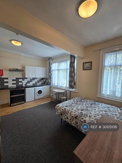 Studio To Rent In Bowes Road, London, N13