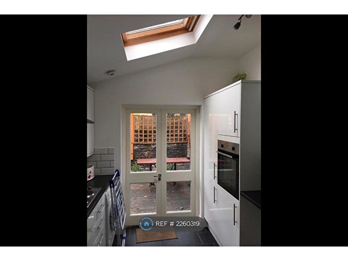 2 Bedroom Flat To Rent In Charleston Street, London, SE17