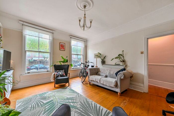 3 Bedroom Flat For Sale In Lansdowne Drive, Hackney, London, E8