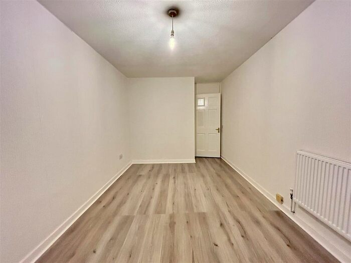 2 Bedroom Flat To Rent In Barn Mead, Harlow, CM18