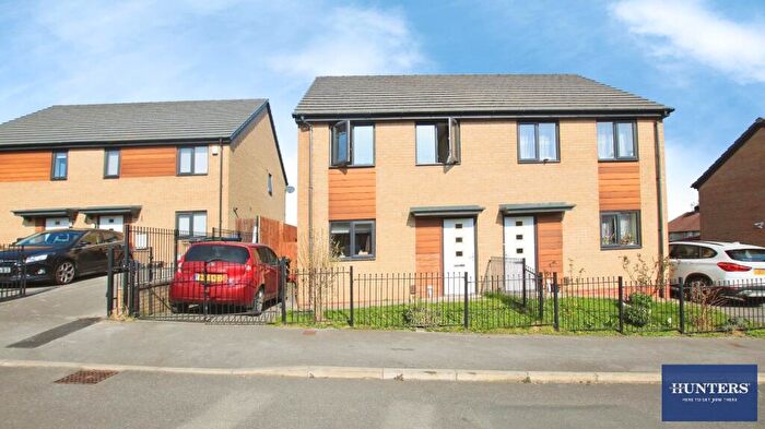 3 Bedroom Semi-Detached House To Rent In Holy Well Drive, Bradford, BD10