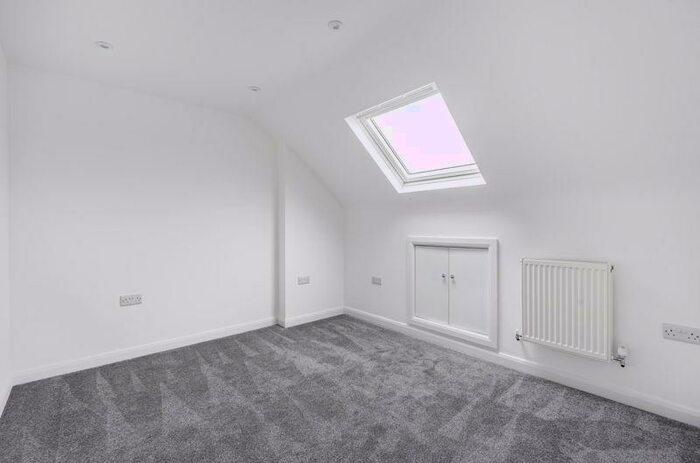 4 Bedroom Semi-Detached Bungalow To Rent In Oaks Road, Kenley, CR8