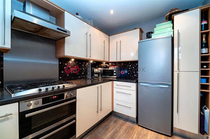 2 Bedroom Flat To Rent In Marsh Road, Pinner, HA5