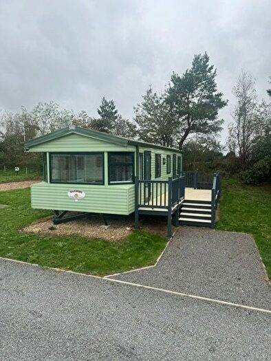 2 Bedroom Mobile/park Home For Sale In East Heslerton, Malton, YO17
