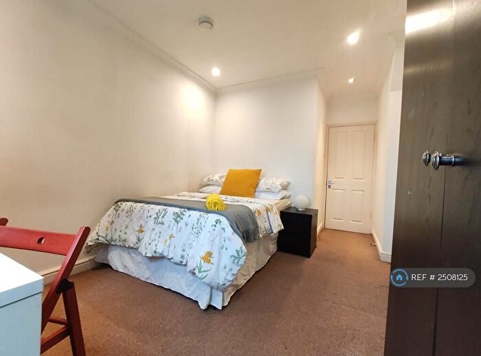 3 Bedroom Flat To Rent In Evelyn Street, London, SE8
