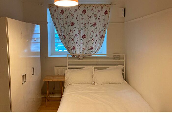 3 Bedroom Flat To Rent In Portpool Lane, London, EC1N