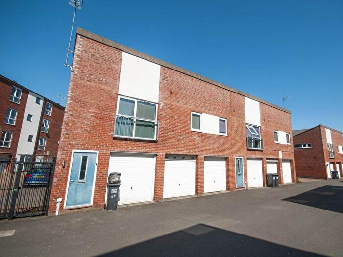 3 Bedroom Coach House For Sale In Aviation Avenue, Hatfield, Hertfordshire, AL10