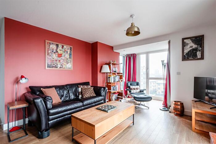 3 Bedroom Flat To Rent In Marner Point, Jefferson Plaza, E3
