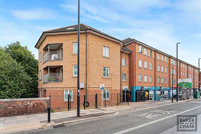 2 Bedroom Flat To Rent In Green Lanes, London, N13