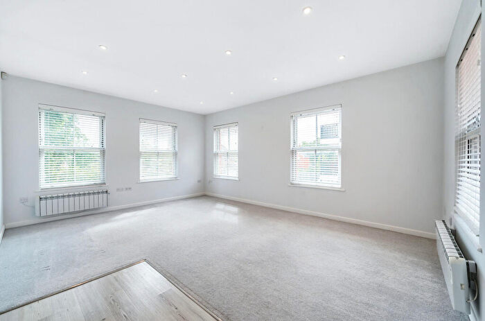 2 Bedroom Apartment For Sale In West End Road, Mortimer Common, Reading, Berkshire, RG7