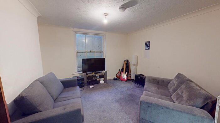 4 Bedroom Semi-Detached House To Rent In Aberdeen Road, BN2