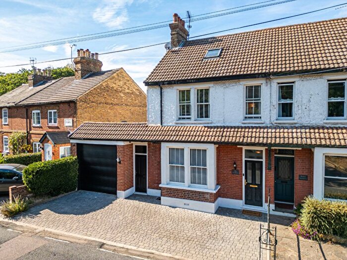 4 Bedroom Semi-detached House For Sale In The Ridgeway, Shorne, Gravesend, Kent, DA12