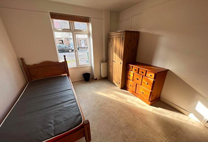 1 Bedroom Semi-Detached House To Rent In Ground Floor Single Room, Alexandra Road, Mitcham, Surrey, CR4