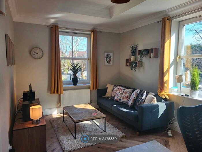 2 Bedroom Flat To Rent In Spen Lane, Leeds, LS16