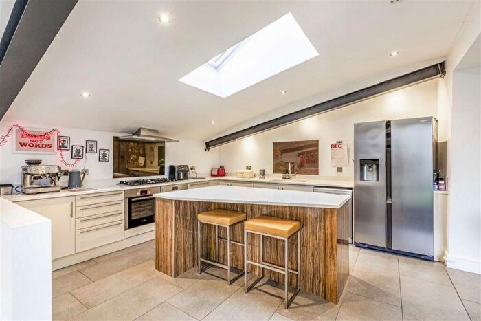 4 Bedroom Flat For Sale In Bartholomew Square, Old Street, EC1V - Photo 2