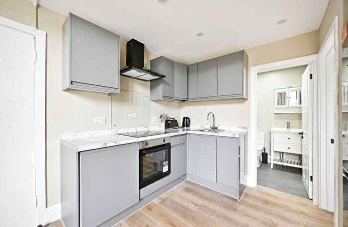 1 Bedroom Flat For Sale In St Luke's Road, London, W11