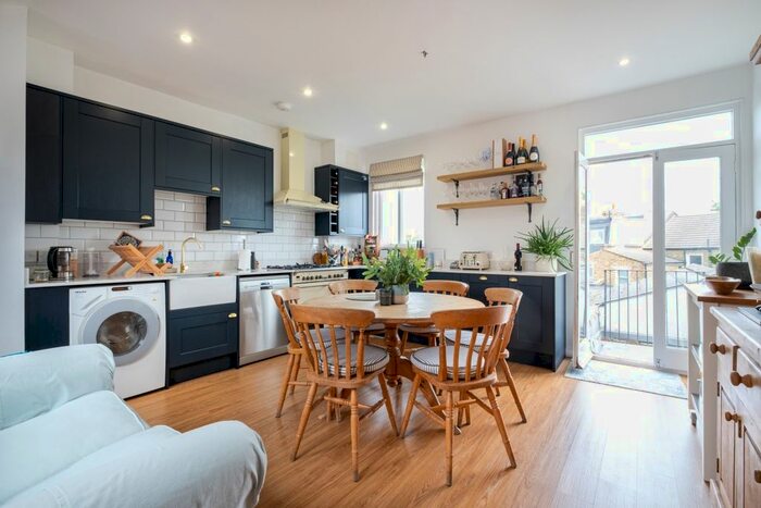 2 Bedroom Flat To Rent In Garratt Lane, London, SW17