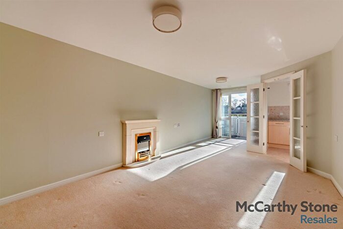 1 Bedroom Flat For Sale In Benedict Court, Western Avenue, Newbury, RG14