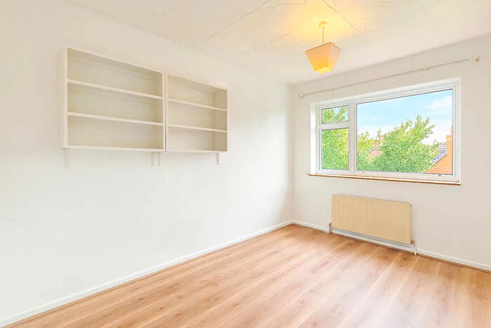 2 Bedroom Flat To Rent In Temple Close, Finchley Central, N3