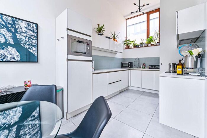 2 Bedroom House For Sale In Church Walk, Stoke Newington, London, N16