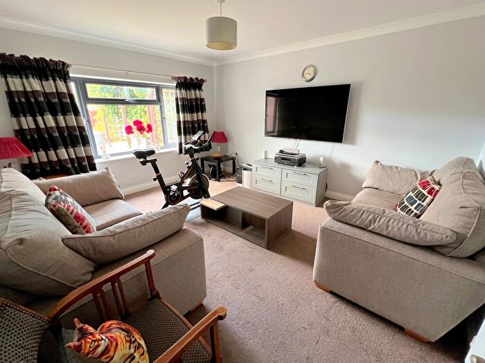 4 Bedroom Chalet For Sale In York Avenue, New Milton, Hampshire., BH25
