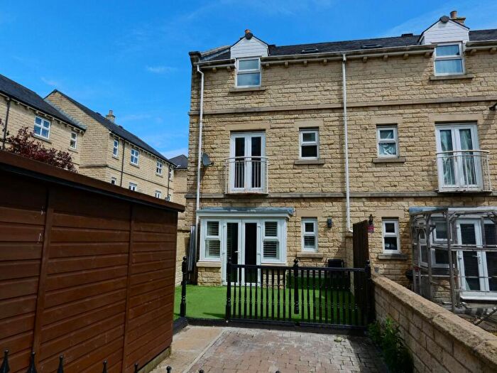 5 Bedroom Town House To Rent In Moor Top, Drighlington, BD11