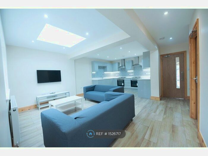 6 Bedroom Detached House To Rent In St. Peters Road, Reading, RG6