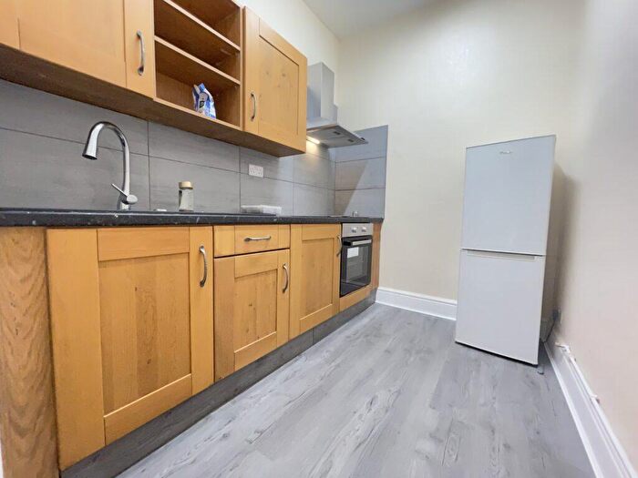 3 Bedroom Flat To Rent In Flat B, Harehills Avenue, Leeds, LS8