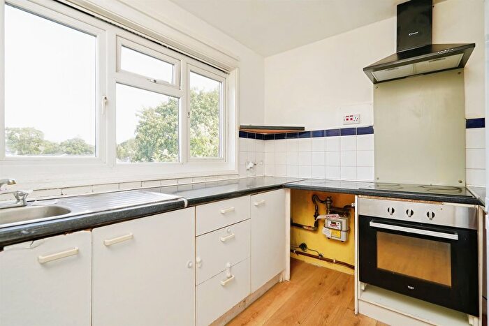 2 Bedroom Flat For Sale In Leiden Road, Headington, Oxford, OX3