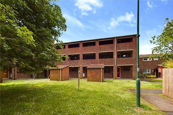 2 Bedroom Flat For Sale In Regal Crescent, Wallington, SM6