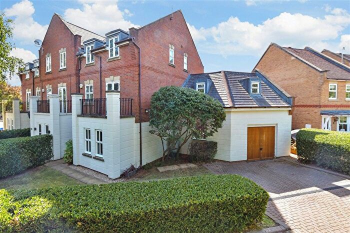 4 Bedroom Town House For Sale In Alfriston Grove, Kings Hill, West Malling, Kent, ME19
