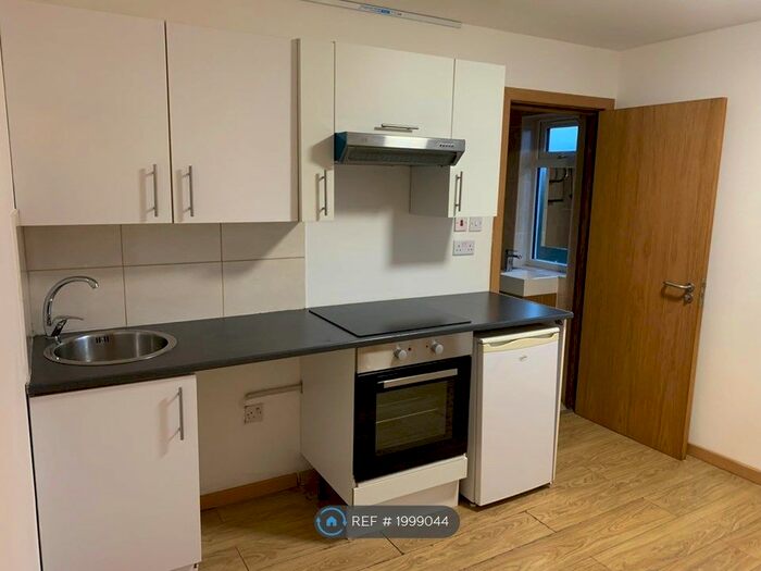 Studio To Rent In Hendon Way, London, NW2