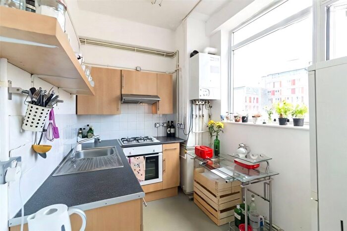 3 Bedroom Flat To Rent In Greenfield Road, London, E1