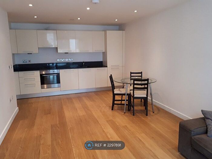 2 Bedroom Flat To Rent In Rivington Apartments, Slough, SL2