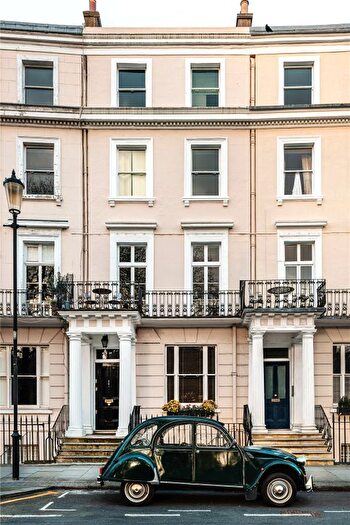 2 Bedroom Flat To Rent In Royal Crescent, Notting Hill, London, W11