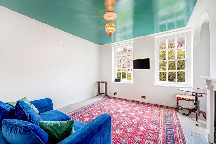 2 Bedroom Apartment To Rent In Vicarage Crescent, London, SW11