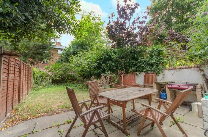 1 Bedroom Flat To Rent In Ferndale Road, Clapham North, London, SW4