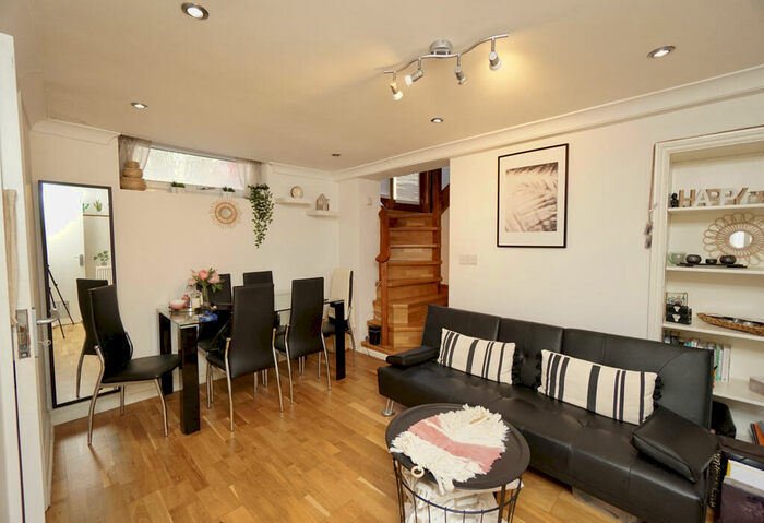 2 Bedroom Flat To Rent In Basement Flat, Essex Road, London, N1