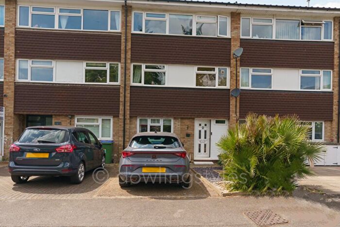 1 Bedroom Flat To Rent In Bedster Gardens, West Molesey, Surrey, KT8