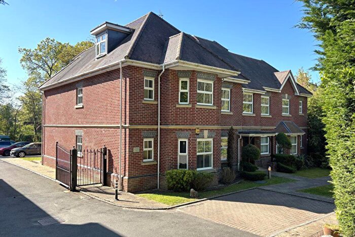 2 Bedroom Apartment For Sale In London Road, Windlesham, GU20