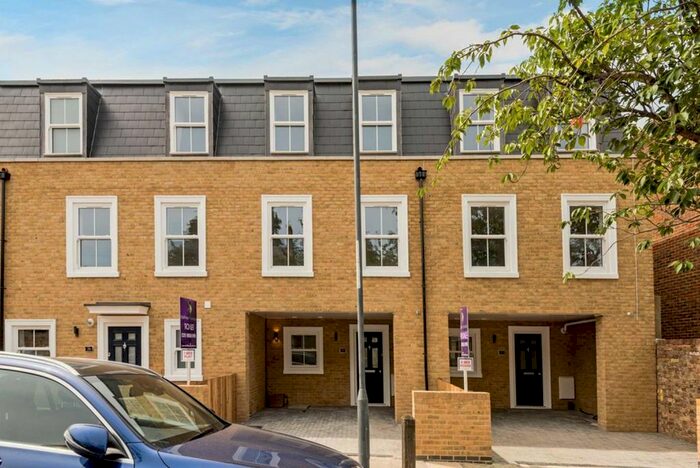 4 Bedroom Flat To Rent In Ripon Road, London, SE18