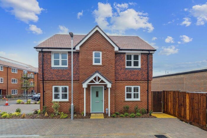 3 Bedroom Detached House To Rent In Electric Close, Godalming, GU7