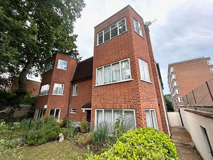 2 Bedroom Flat To Rent In Manor Fields, Putney Hill, SW15