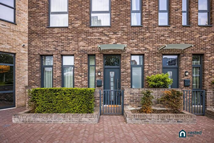 2 Bedroom Duplex For Sale In Williamsburg Plaza, London, E14