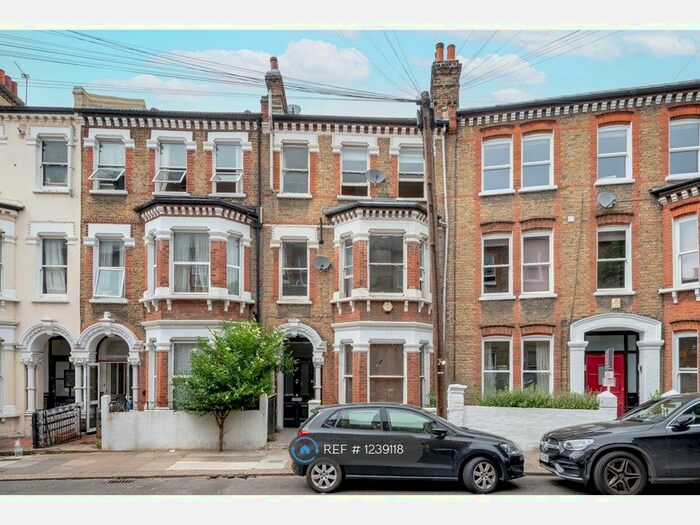 2 Bedroom Flat To Rent In Top Floor, London, SW4