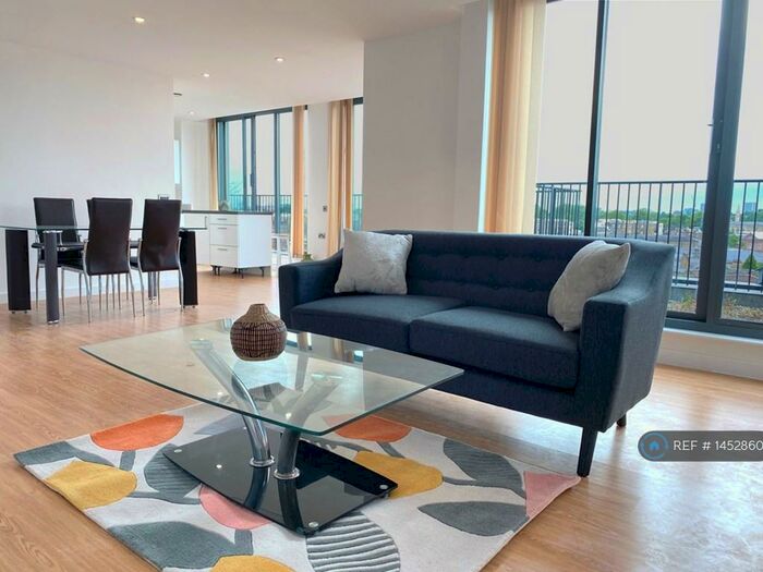 2 Bedroom Flat To Rent In Park Village East, London, NW1