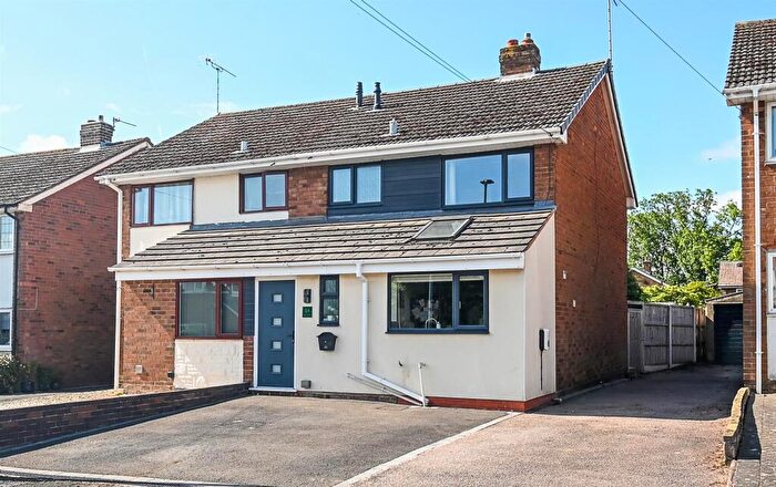 3 Bedroom Semi-Detached House For Sale In Oak Road, Barton Under Needwood, DE13